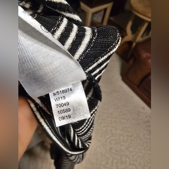 ANN TAILOR BEAUTIFUL 🤩 BLACK ,WHITE AND SILVER METALLIC STRIPED WOMEN’S SWEATER - Picture 11 of 16